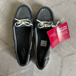 Dexflex comfort women’s 8.5 boat shoes, similar to Sperry’s. NWT, navy
